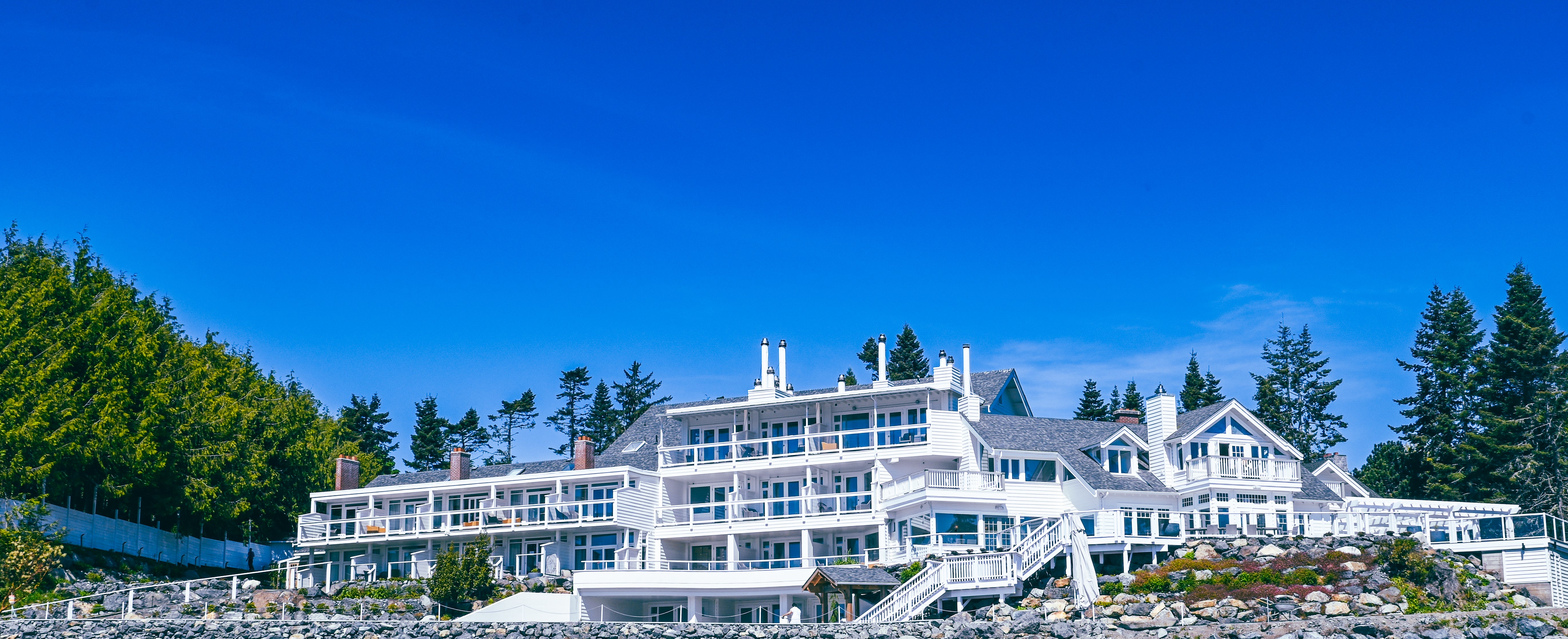 Thoughtfully renovated guest rooms overlook the Pacific Ocean with views to the Olympic Peninsula.