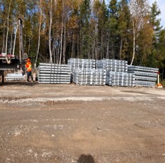 Mobilization (left) for the replacement of the Victoria River Bridge (right)