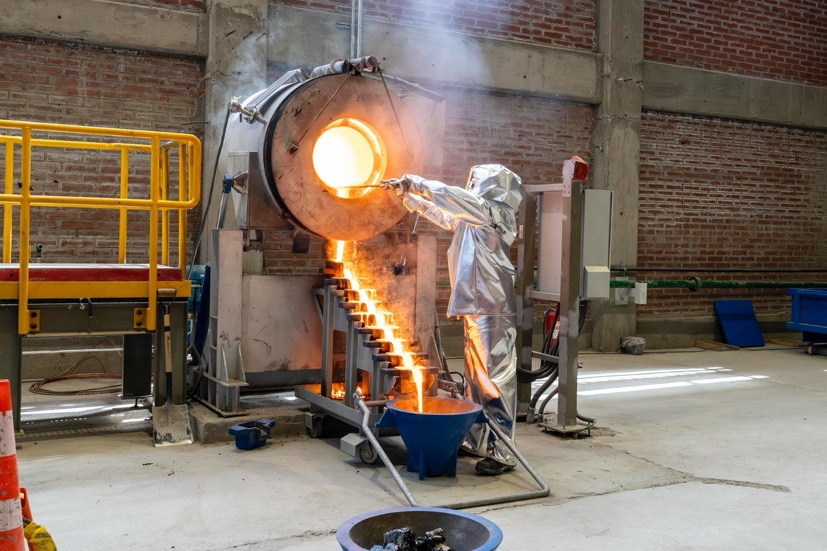 Gold pour at the Fenix Gold Project image