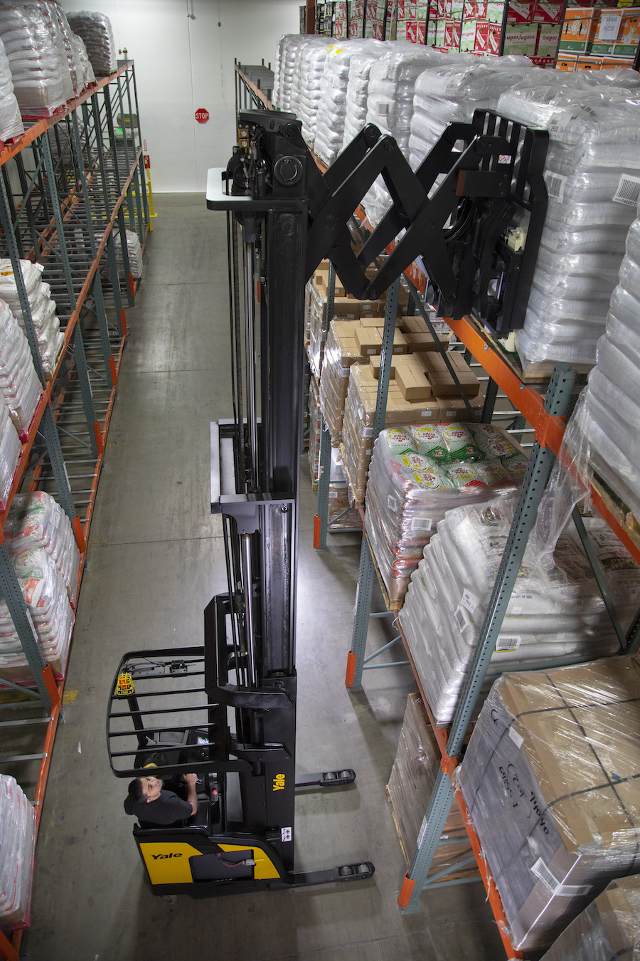 Narrow aisle reach truck