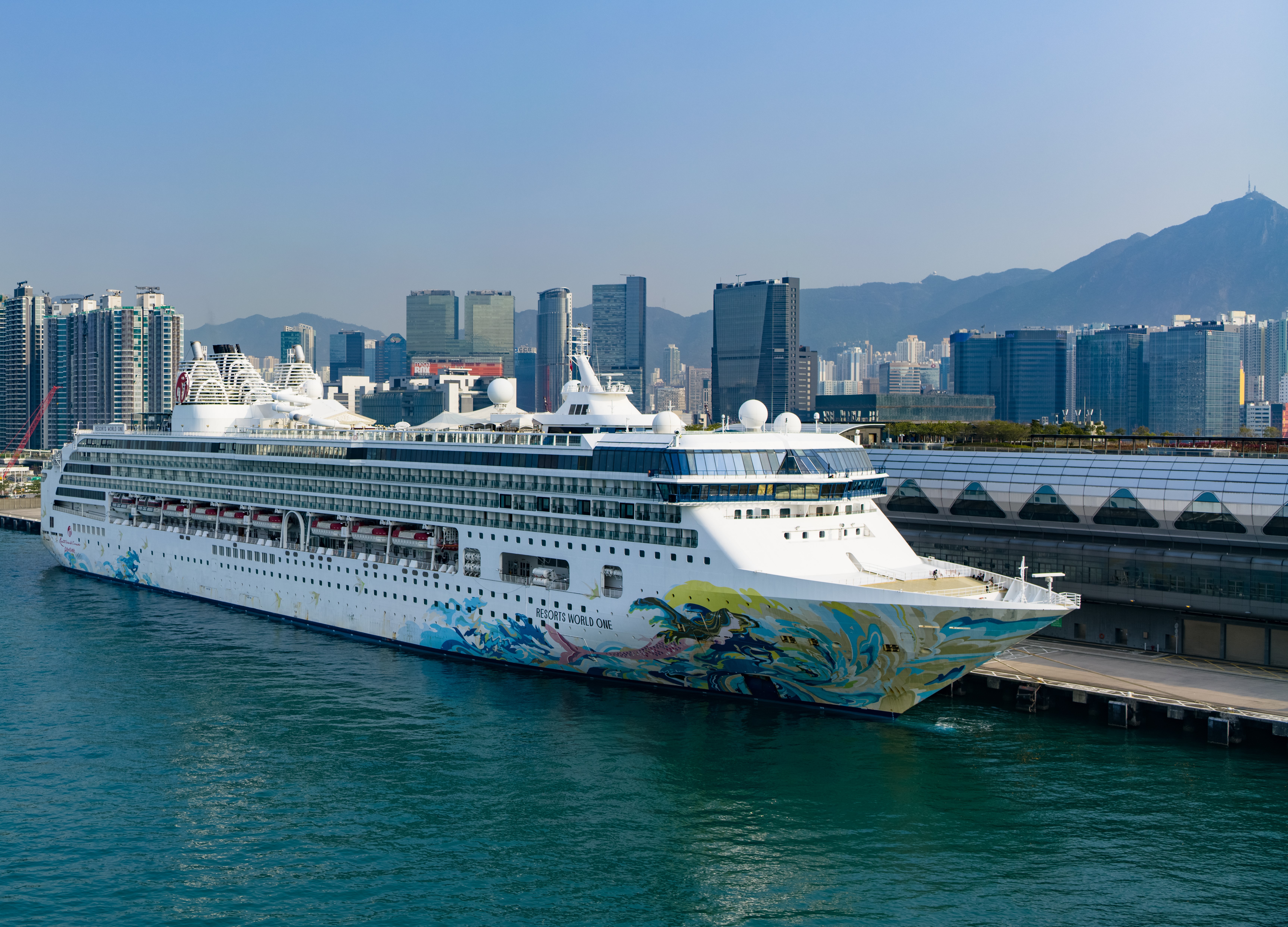 An International Line-Up of Cruises Visits Hong Kong