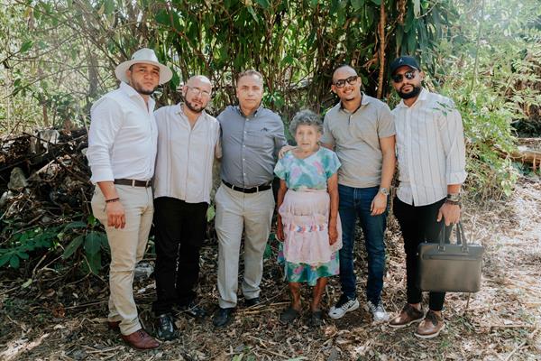 Jairo Gonzalez, Gregorix Polanco, Victor Guirola, Roberto Torres and José Safie with Marta Lima Ortiz, the first beneficiary of A roof for my grandfather.