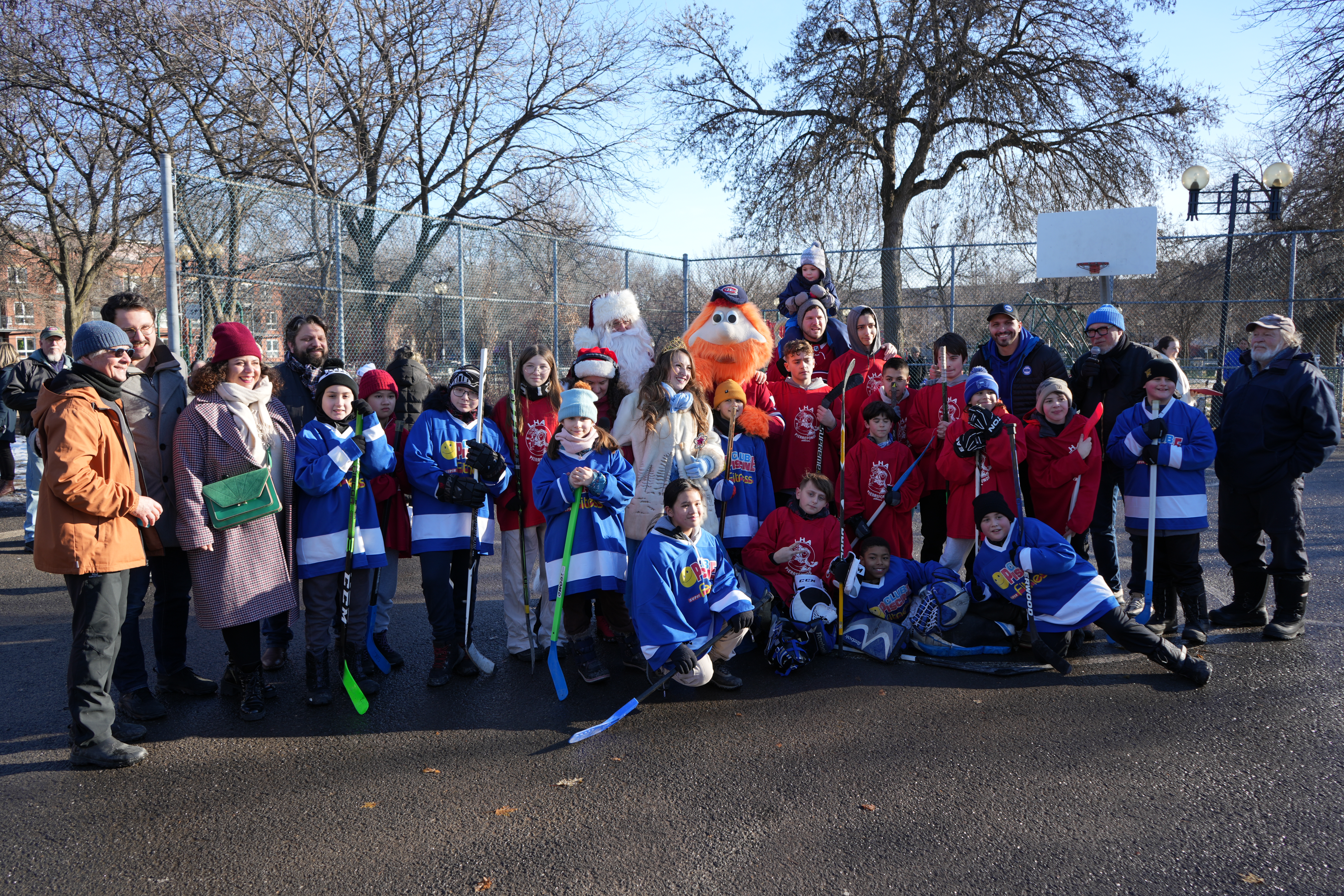 Des enfants suivis en pédiatrie sociale au match de hockey-bottine animé par Jean-Charles Lajoie, accompagnés de Dr Julien, de personnalités sportives et publiques, ce samedi 16 décembre