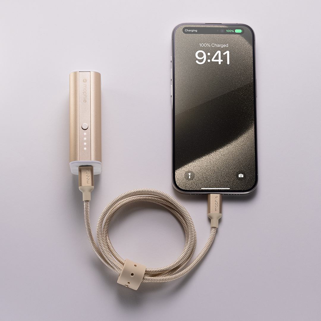 The 1-meter mophie gold charging cables feature a braided outer sheath and are tested to withstand thirty thousand bends with no cable memory.