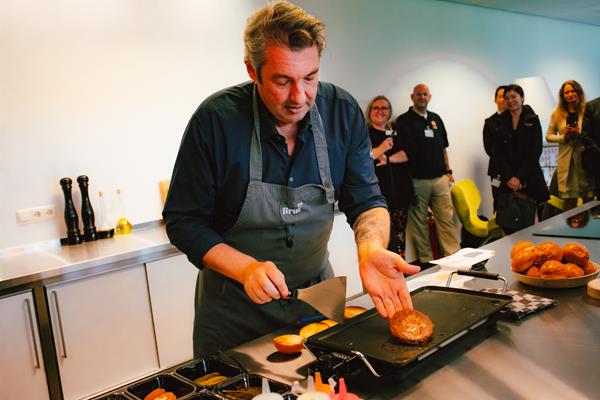 2-star Michelin Chef Hans van Wolde prepares a Mosa Burger