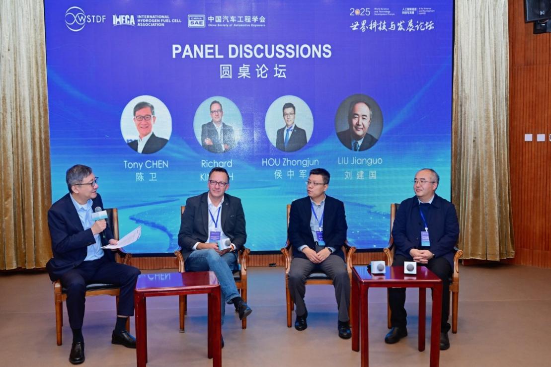 The panel discussion session was chaired by Mr. Tony Chen, China President of Anglo American.