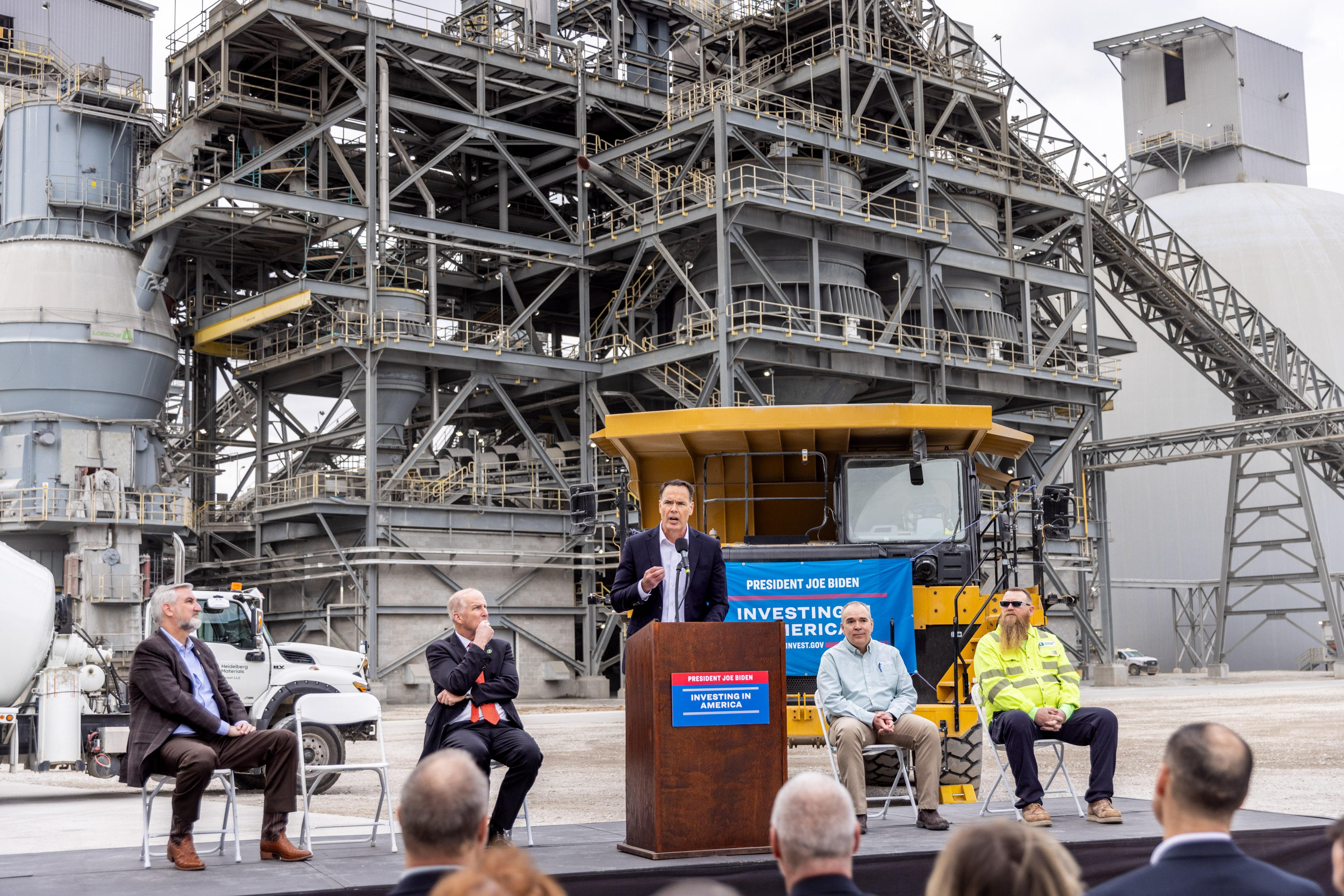 L-R: Indiana Governor Eric Holcomb; David Crane, US Department of Energy Under Secretary; Chris Ward, Heidelberg Materials North America CEO (speaking); Tracy Crowther, Heidelberg Materials Plant Manager; and Doug Duncan, United Steelworkers Local 7-00030.