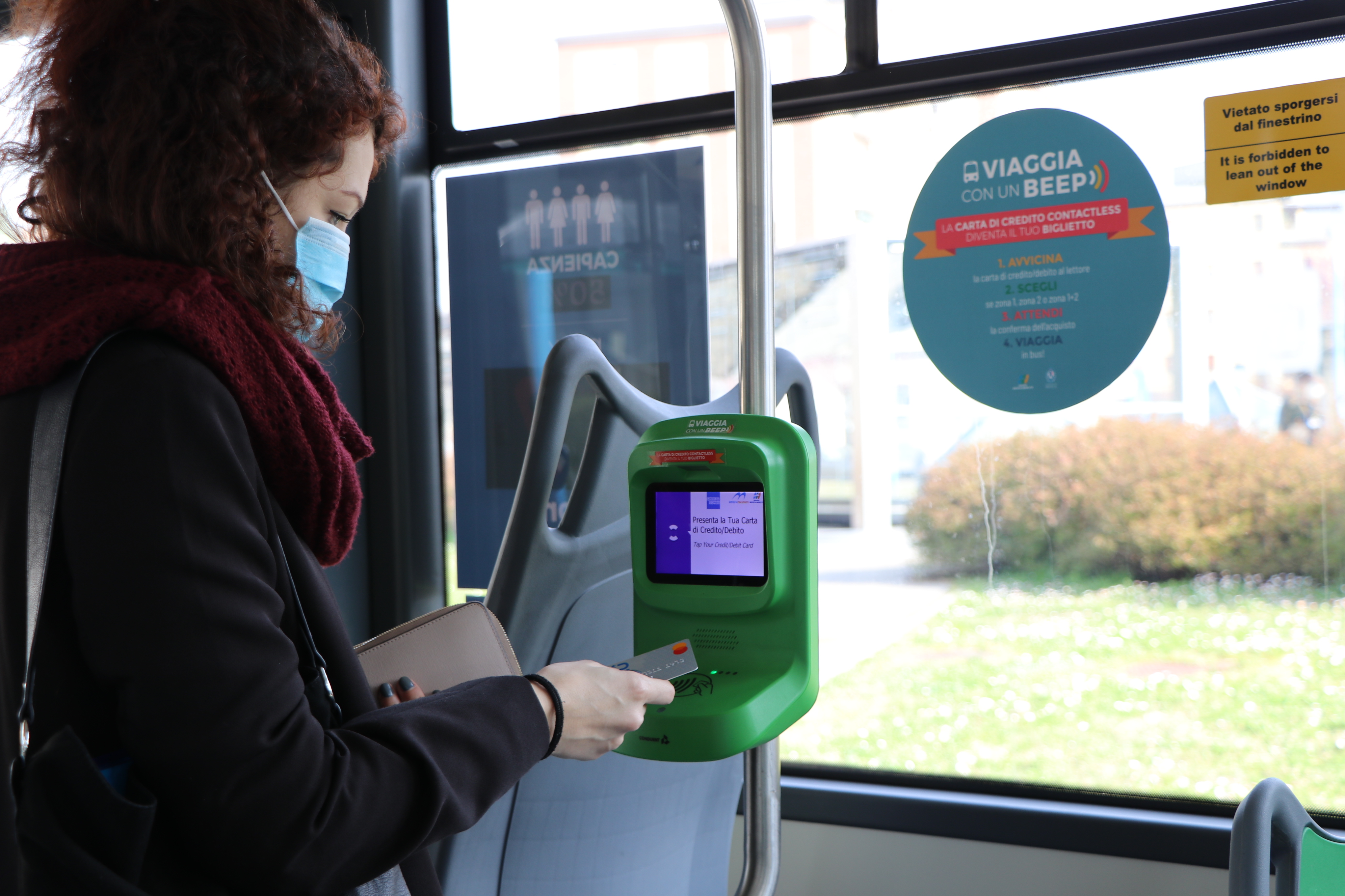 Traveller using contactless payment on Brescia Mobilità bus: Brescia Mobilità and Conduent Transportation Expand Contactless Payment to Area’s Bus Fleet