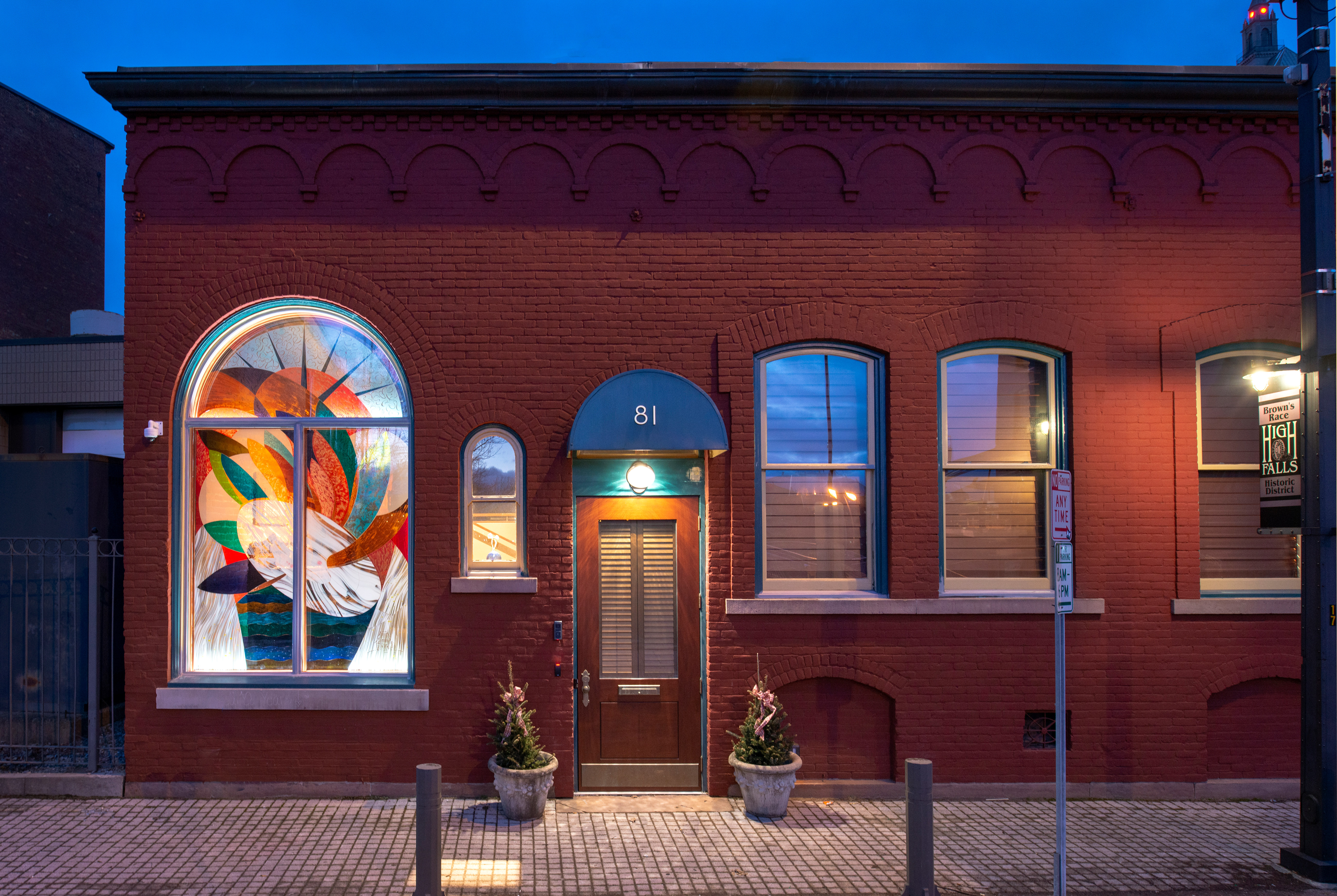 A 10.5-foot-tall abstract glass artwork defines the street-facing facade of a private residence in Rochester’s High Falls historic district. Designed by Nancy Gong, the art glass window features Bendheim’s mouth-blown Lamberts® glass and an innovative lead-free lamination technique. Photo by John Griebsch, courtesy of Nancy Gong Glass Works. 