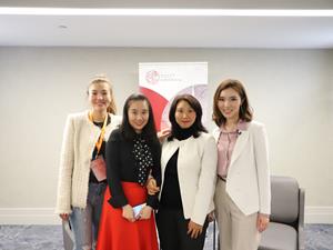 Interaction between Yang Le, CEO of Huanyu Entertainment, and the media